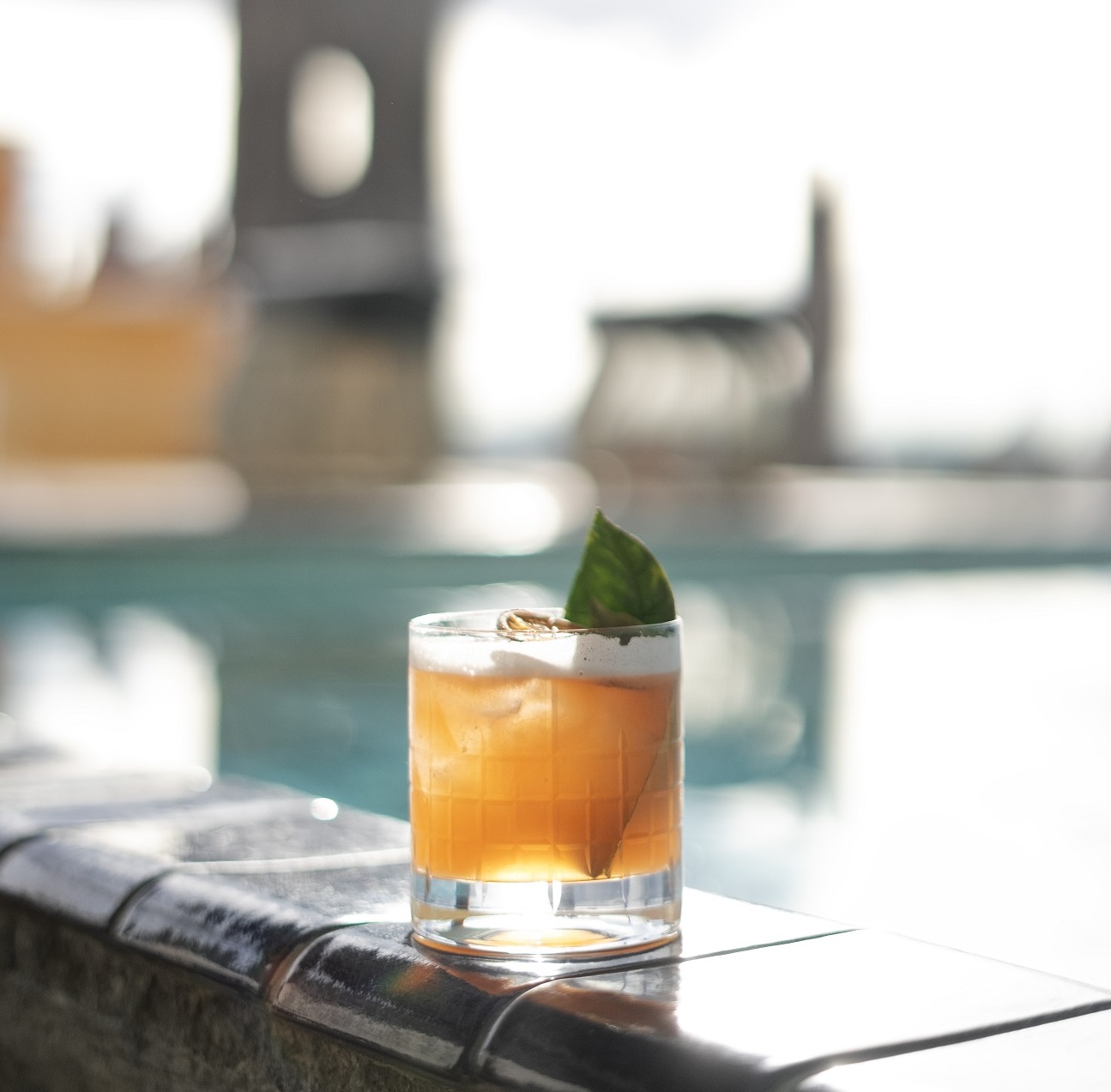 Bebida refrescante con vista a la ciudad